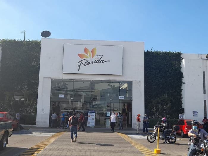 Local Comercial en Renta en Calz. San Juan zona 7 - 1