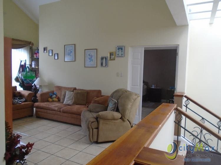 Venta de hermosa casa en San Lucas Sacatepequez - 1