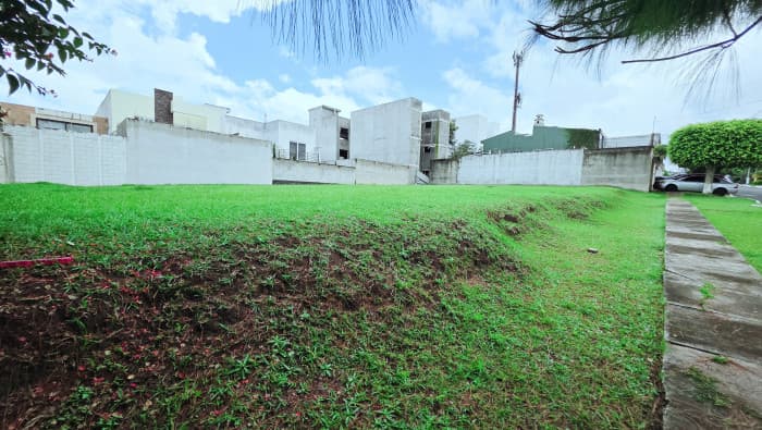 Terreno Grande en Venta en Hacienda Real Zona 16 - 1