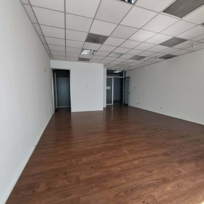 Local comercial en primer Nivel en zona 10 en edificio - 1