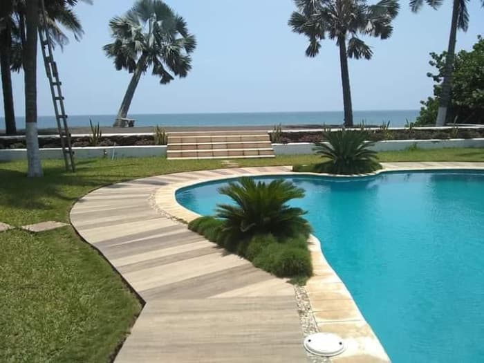 Casa y Terreno en Venta frente a la playa en Monterrico - 1