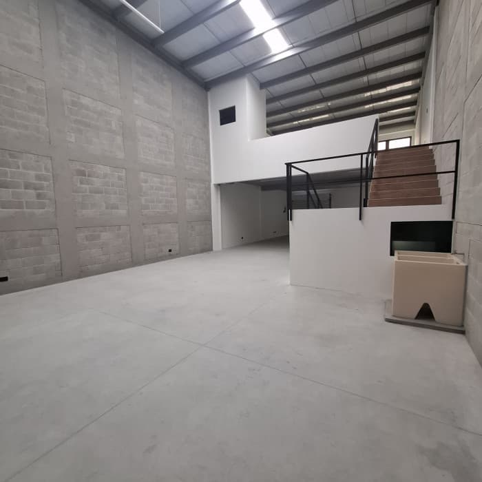 Ofibodega en alquiler en Villa Canales de 201 m2 NUEVA - 1