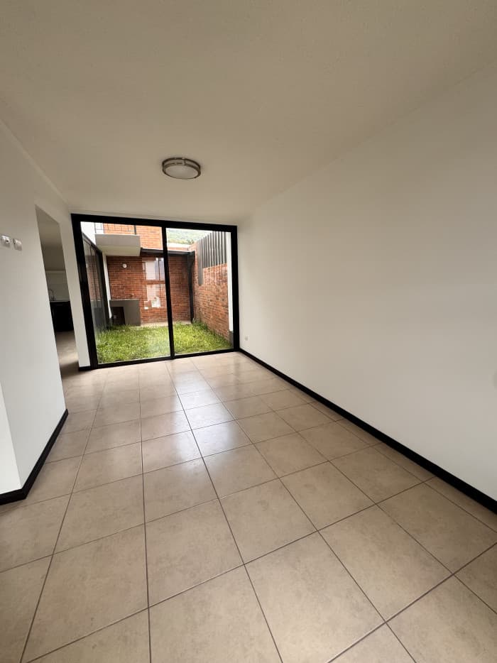 Casa en renta en residencial Senderos del comendador - 1