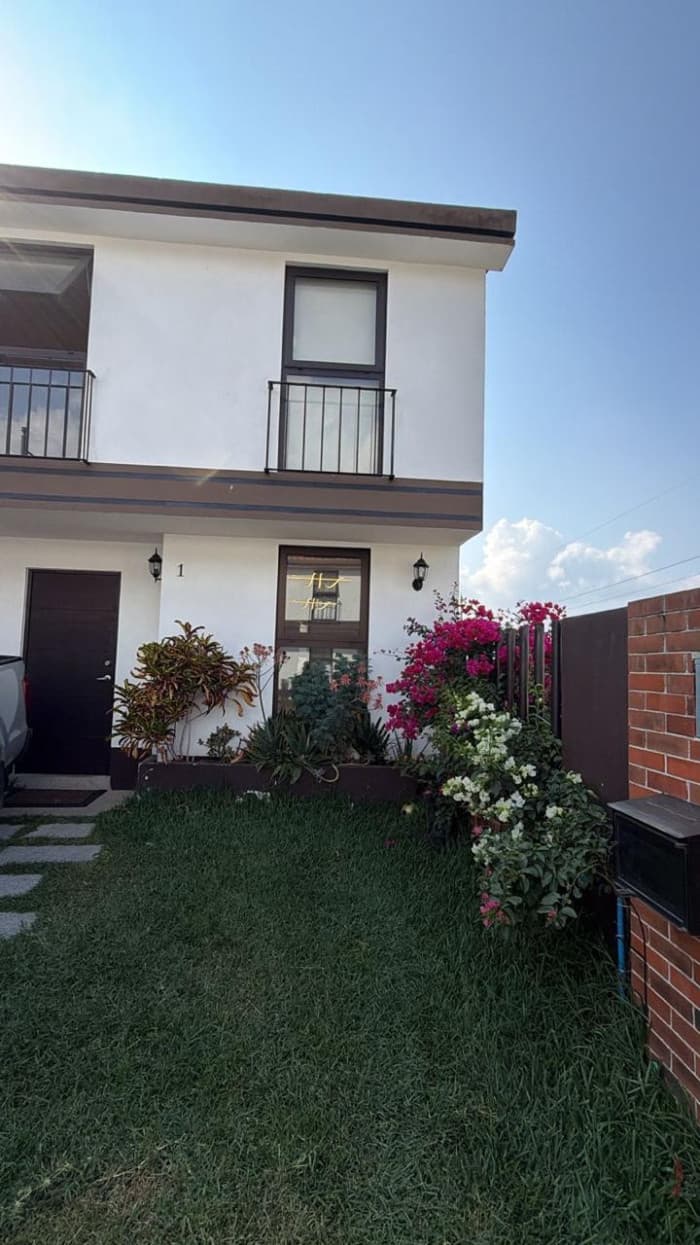 CASA EN VENTA Y RENTA EN SENDEROS DE COMENDADOR - 1