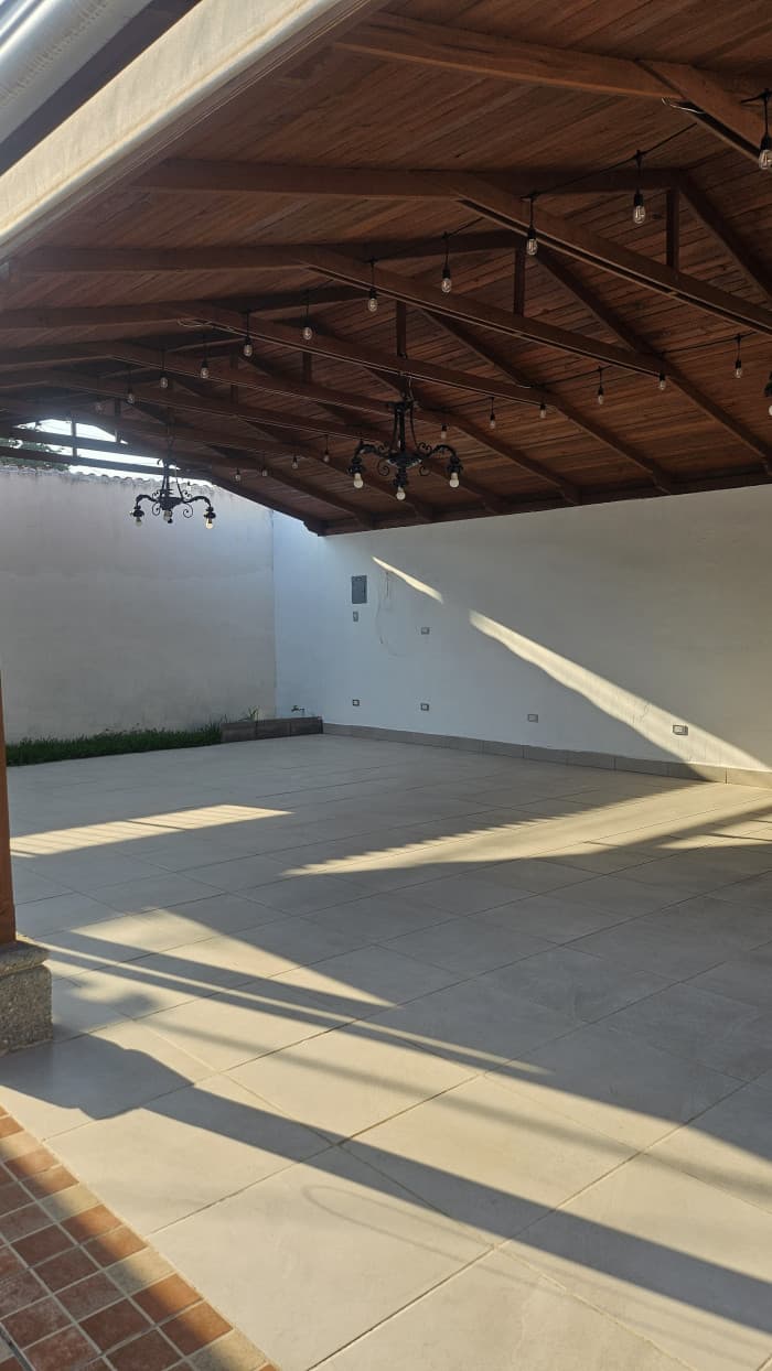 Local Comercial en Renta en Pinares San Cristóbal Guate - 1