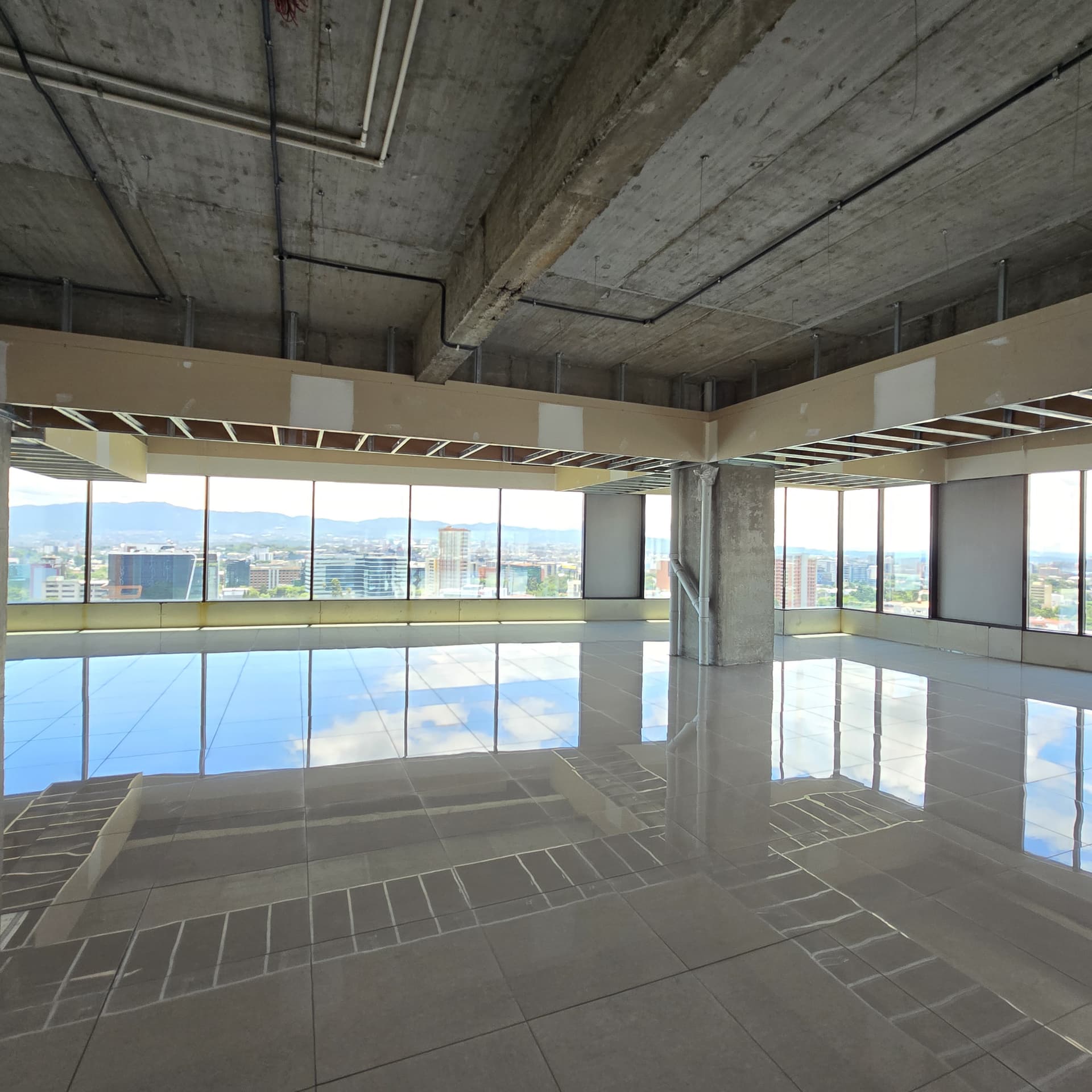 En venta oficinas en la Zona 10 Interamericas - 1