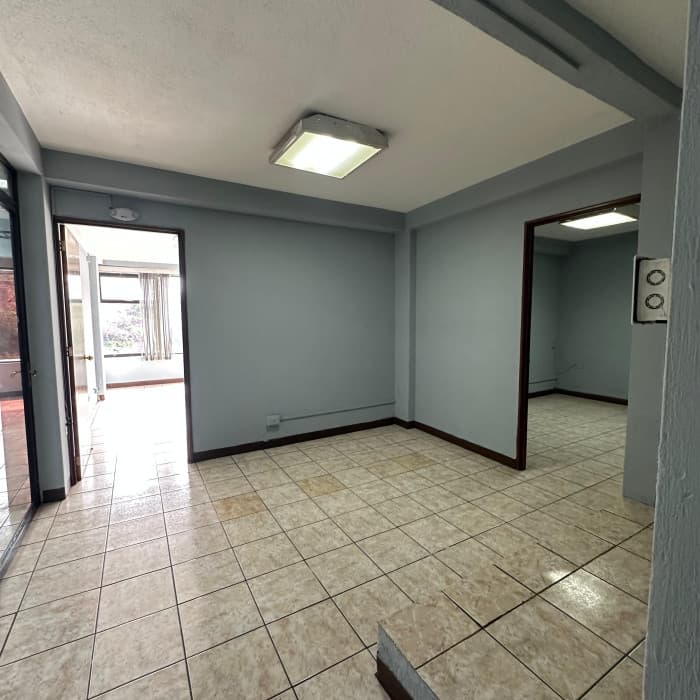 Edificio en alquiler sobre la 20 calle zona 10 - 1