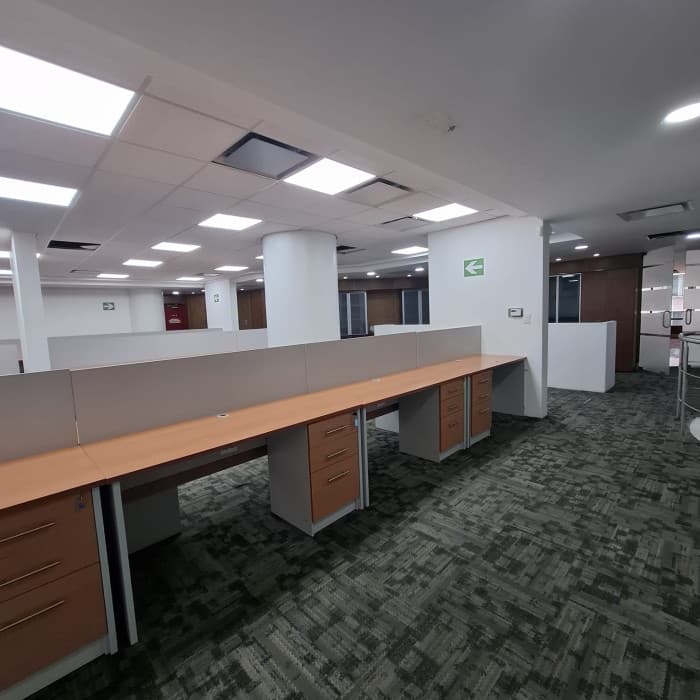 Oficina en venta en zona 10 Medio nivel Para inversión - 1