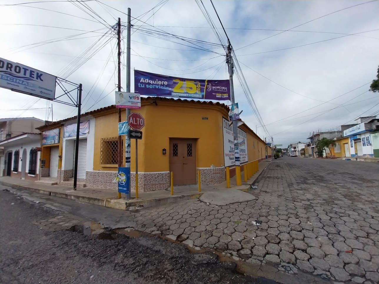 Casa comercial en esquina en Chiquimula Guatemala - 1