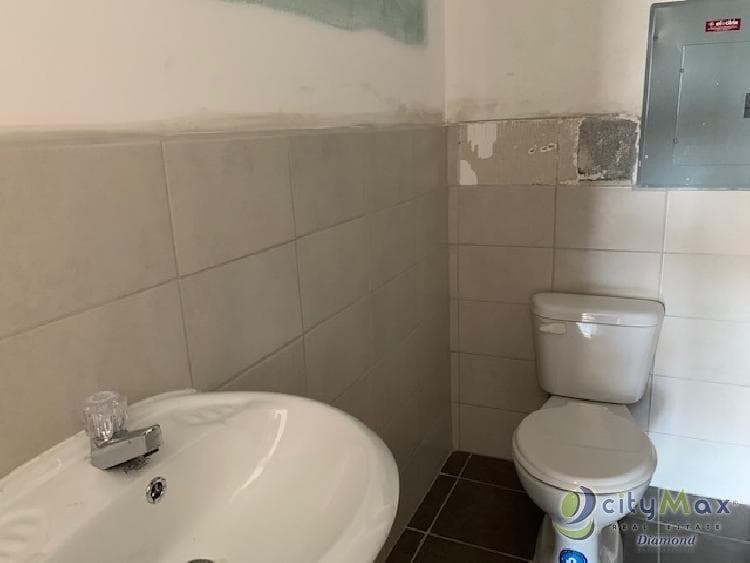 ALQUILER amplia oficina CC de San José Pinula 2o nivel - 1