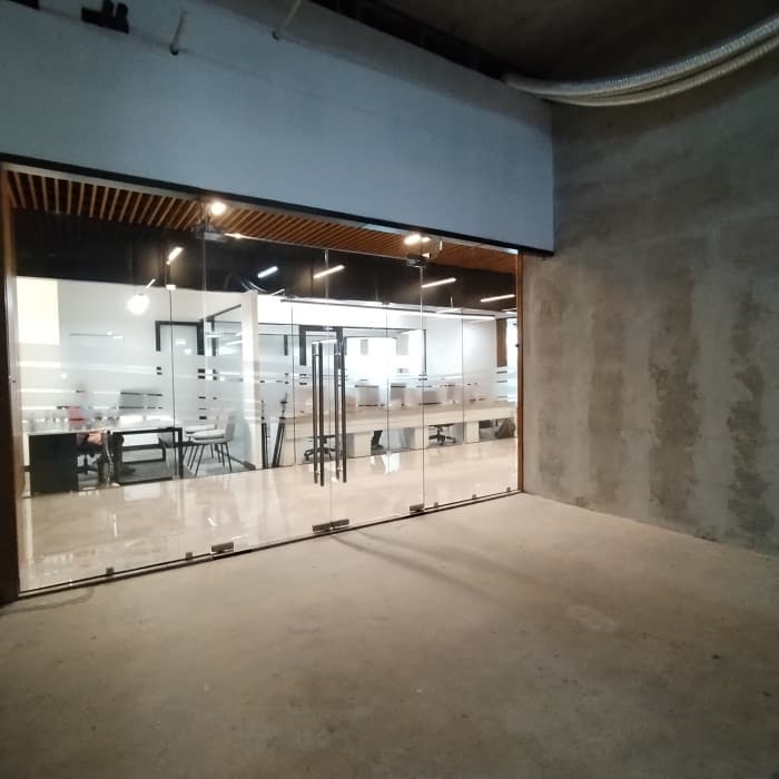 Local Comercial en zona 9 sobre la Reforma - 1