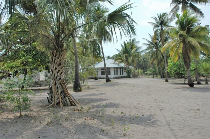 Terreno frente al mar con chalet en venta Playa Tulate - 1