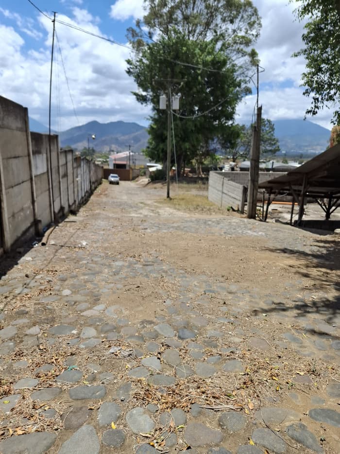 Renta de Amplio Terreno a orilla de carretera Sumpango - 1