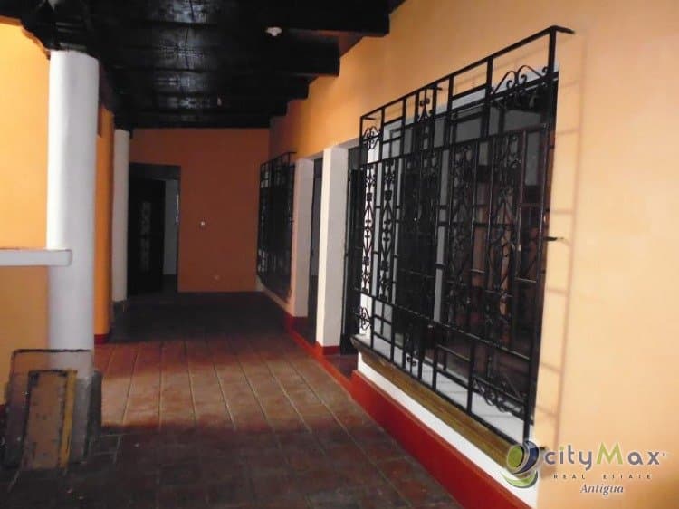 Casa grande en venta en Las Victorias, Jocotenango. - 1