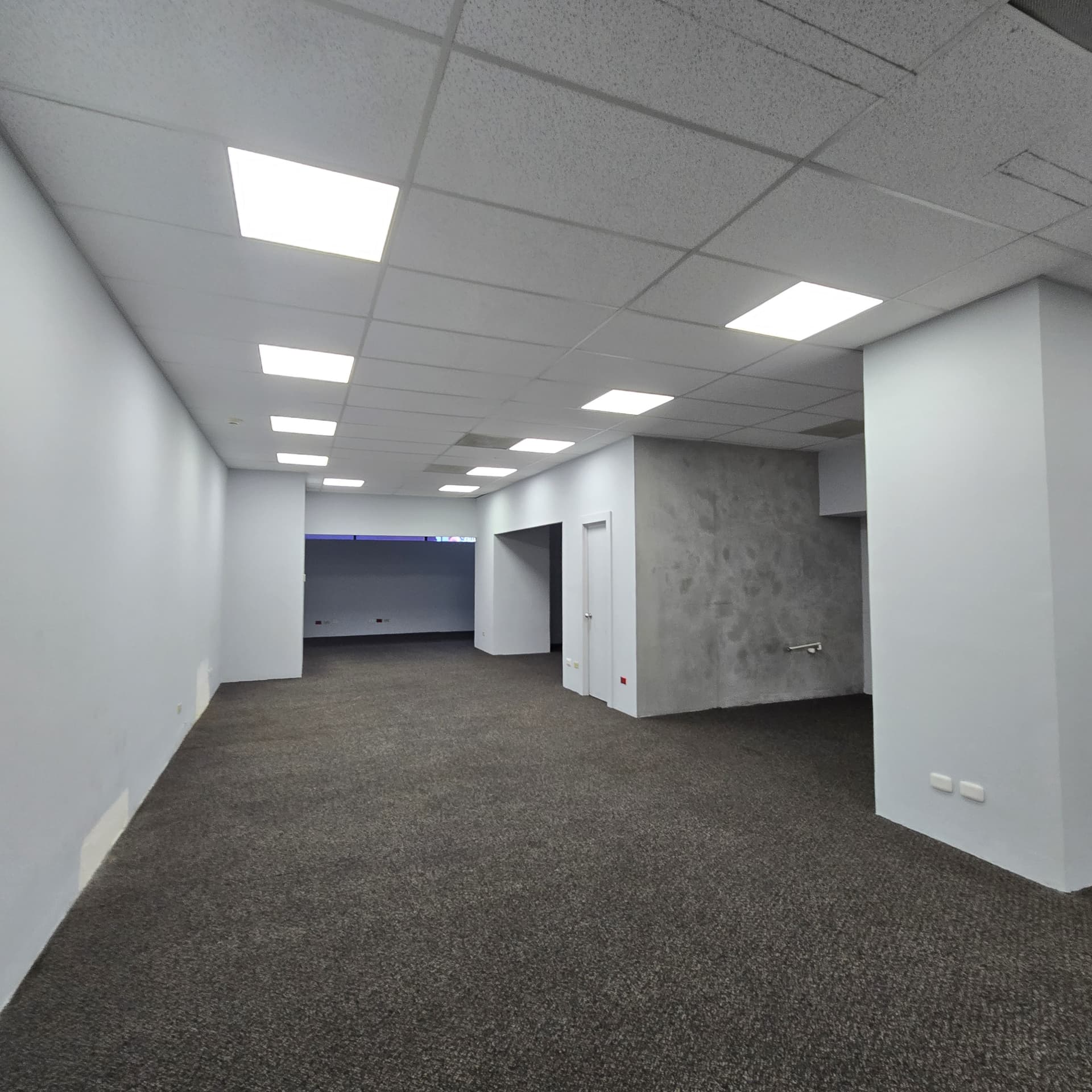 En renta Local comercial en edificio de Zona 14 - 1