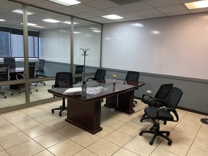 Oficina en venta Inversion zona 10 Edificio Dubai - 1