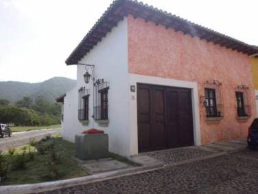 CityMax Antigua renta casa dentro de residencial de Jocotenango Sac! - 1