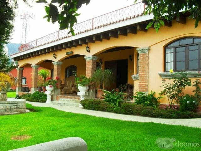VENDO HERMOSA CASA DE UN NIVEL, ESTILO COLONIAL, AMPLIO JARDÍN, VISTA PANORÁMICA - 1