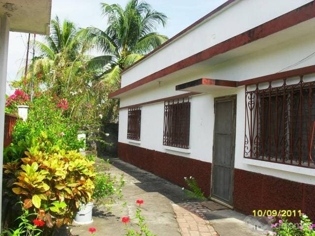 VENDO BELLA CASA DE TERRAZA CON JARDIN INTERNO. - 1