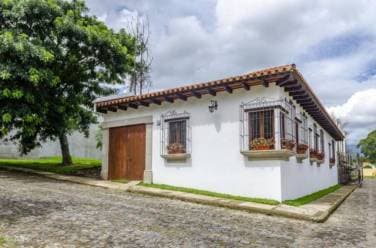 CityMax Antigua renta casa dentro de residencial en San Pedro Las Huertas - 1