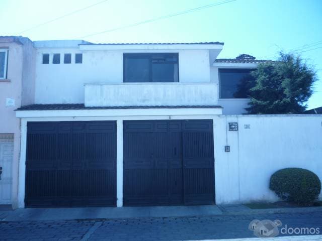 Alquilo casa en zona residencial - 1