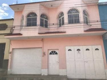 Amplia Casa de esquina en Venta en Chiquimula - 1