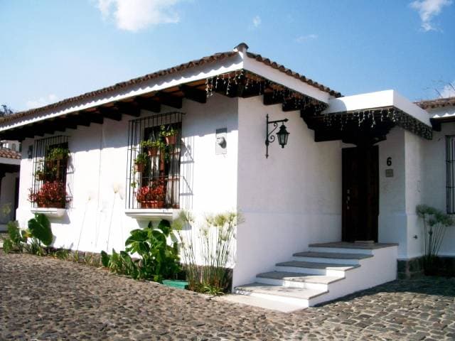 RENTO PRECIOSA CASA EN ANTIGUA GUATEMALA, AMUEBLADA - 1