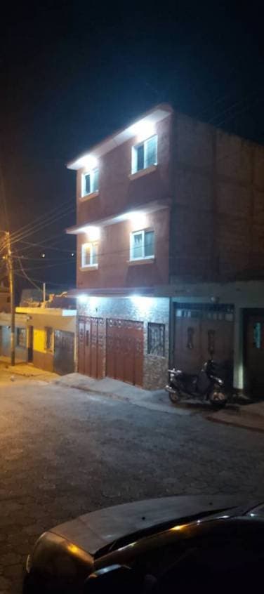 vendo casa de tres niveles  con estilo colonial - 1