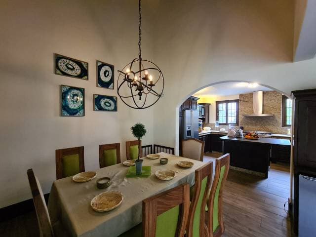 HERMOSA Y CÓMODA CASA EN RENTA EN RESIDENCIAL EN LA CERCANIA DE ANTIGUA GUATEMALA - 1