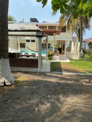 Casa Amueblada de Playa en Venta, Monterrico - 1