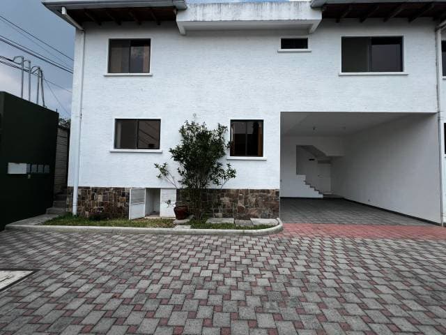 RENTO CASA EN ZONA 16 - 1