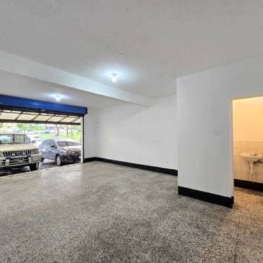 Local en Renta sobre Bulevar San Cristóbal Zona 8 Mixco - 1