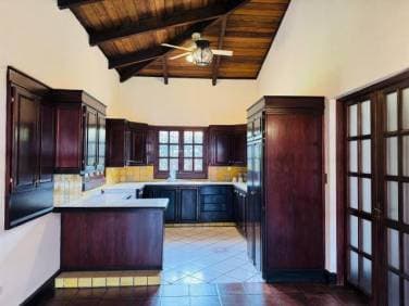 Se renta casa con 5 habitaciones en Antigua Gt, Un nivel! - 1