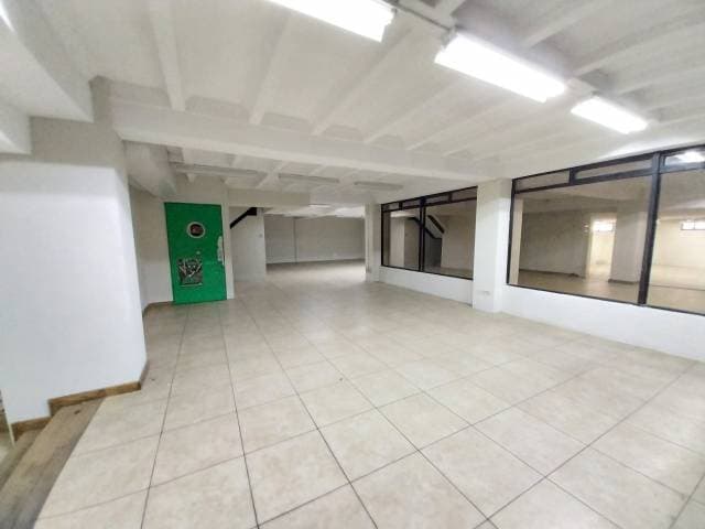 Bodega con sala de ventas y oficina en veta en Aguilar Batres - 1