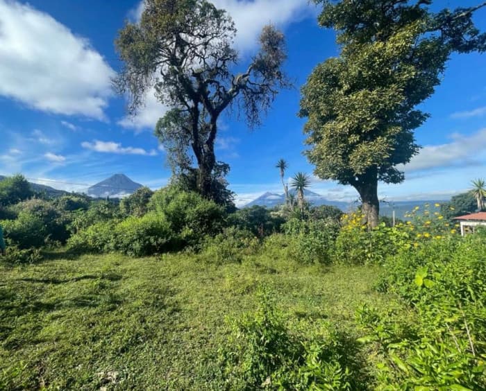 Terreno en venta subiendo de antigua Guatemala - 1