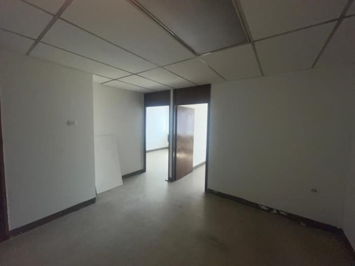 OFICINA EN #RENTA EN ZONA 9 - 1