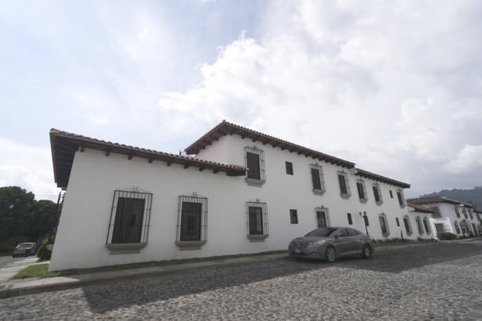HERMOSA CASA DE ESQUINA, ANTIGUA GUATEMALA - 1