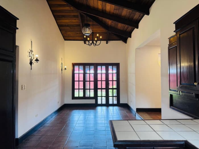 Se Vende casa amplia con Jardin en Antigua - 1