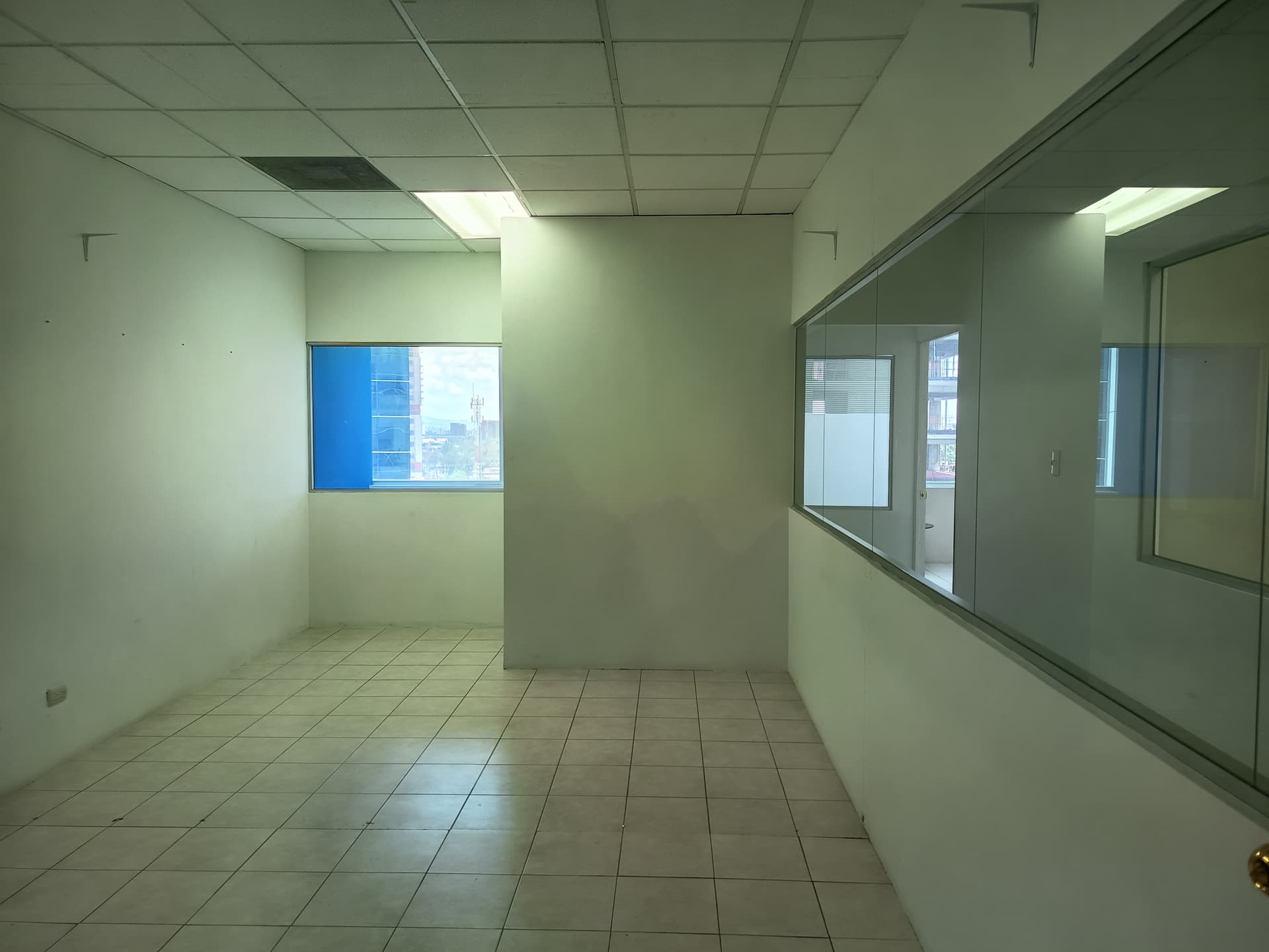 Oficina en Venta y/o renta en Zona 10 Zona Pradera - 1