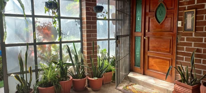 En venta casa grande con jardín La Floresta zona 9 Xela - 1