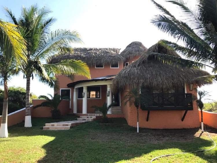 Venta de lindo chalet a orilla del mar, Monterrico. - 1