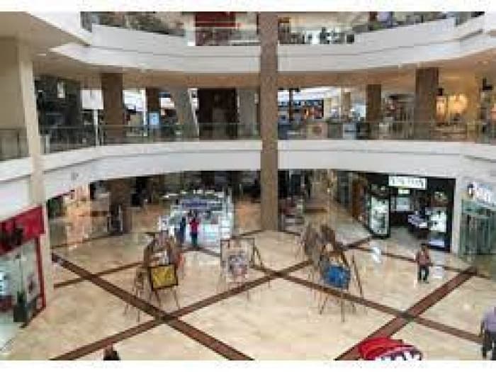 Local en Renta / Venta en Centro Comercial en Zona 10 - 1